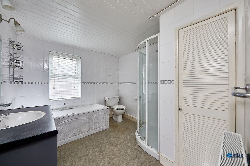 Property photo 3 of 14 Bathroom