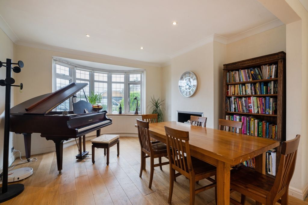 Property photo 2 of 11 Oakland Way