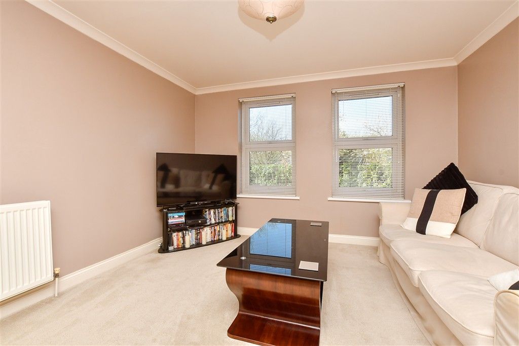 Property photo 2 of 9 Kitchen / Lounge