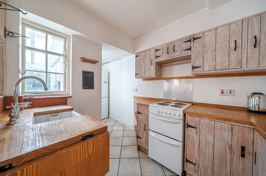 Property photo 3 of 11 Kitchen