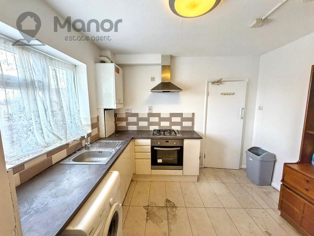 Property photo 2 of 18 Kitchen