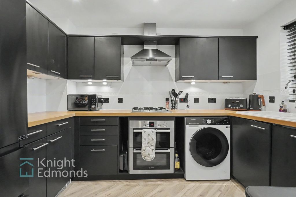 Property photo 2 of 18 Kitchen
