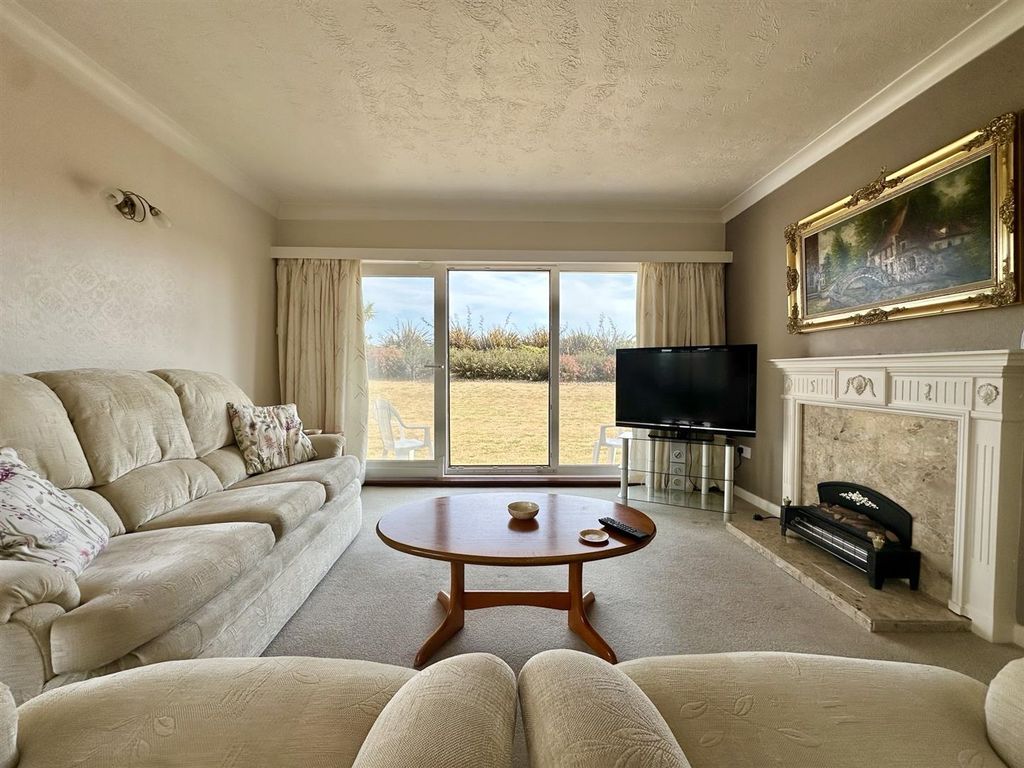 2 bed flat for saleWest Parade, Bexhill-On-Sea TN39