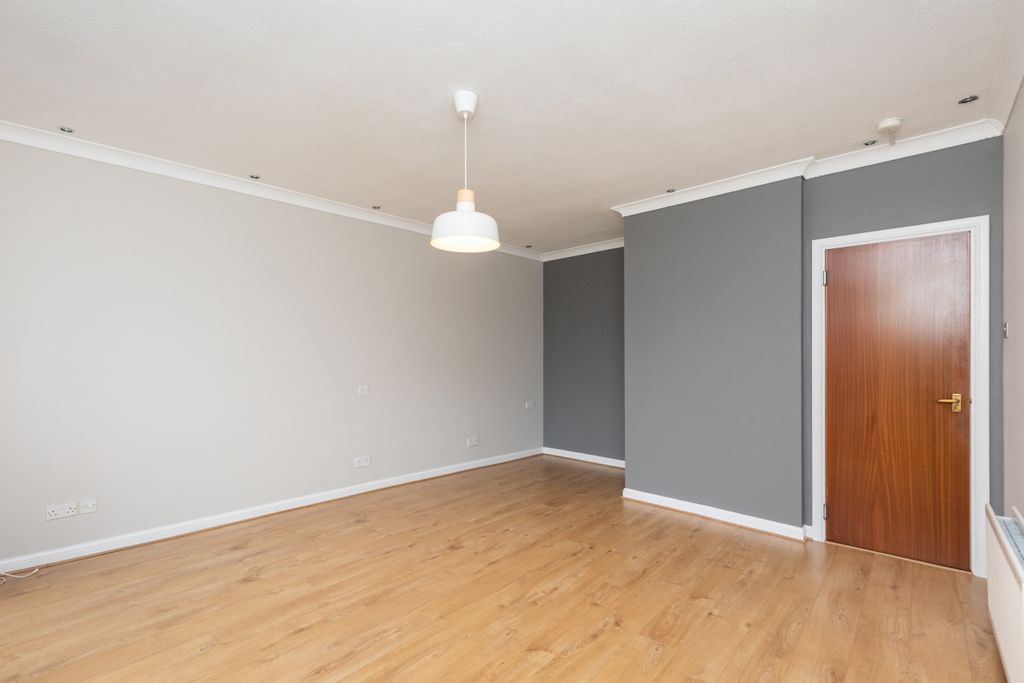 Property photo 3 of 16 2-1 32 St Ninian Terrace G5 0Rj-7