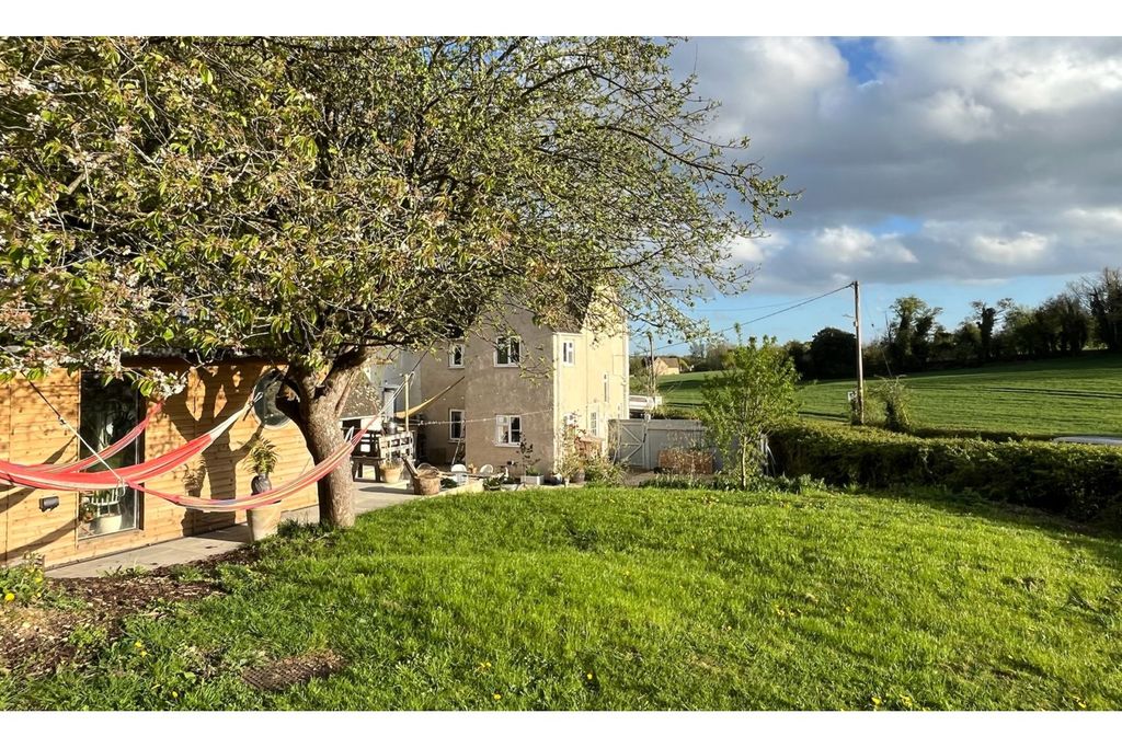 Property photo 2 of 27