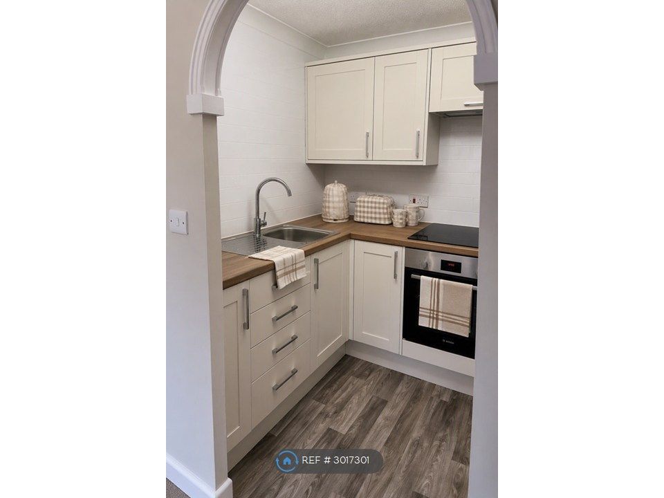 Property photo 3 of 8 Kitchen