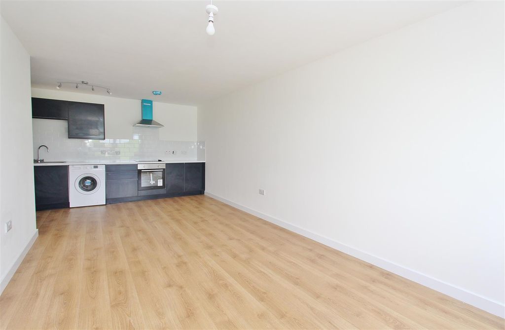 Property photo 3 of 6 Kitchen/Lounge