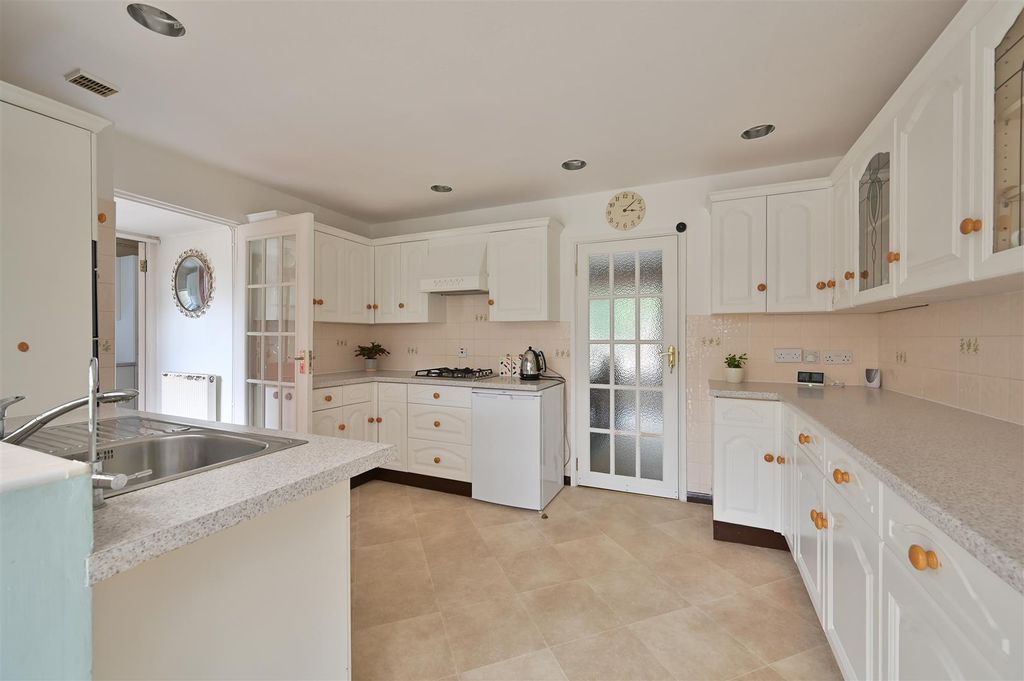 Property photo 3 of 13 137 Lower Luton Road-15.Jpg