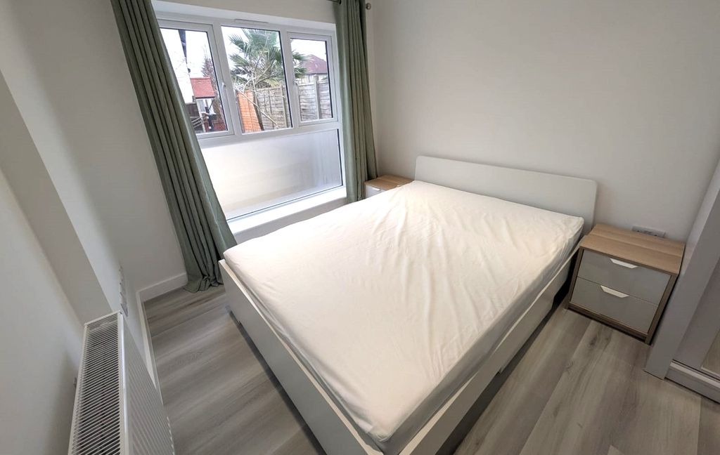 Property photo 3 of 6 Room Ls (3)