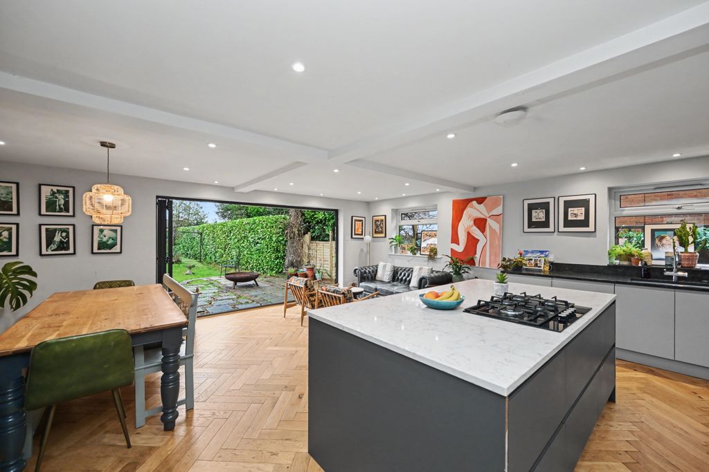 Property photo 2 of 25