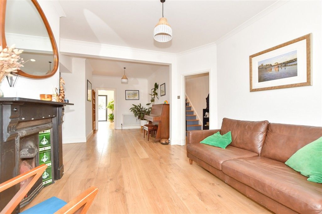 Property photo 1 of 18 Lounge