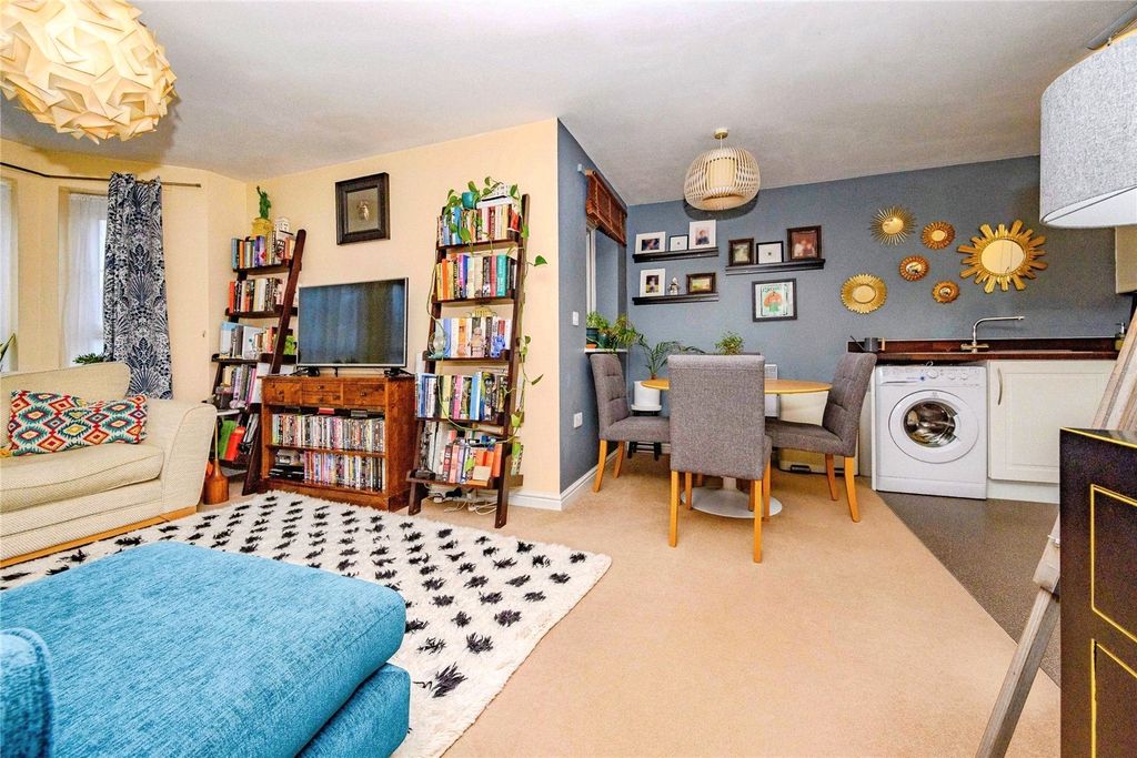 Property photo 2 of 9 Lounge