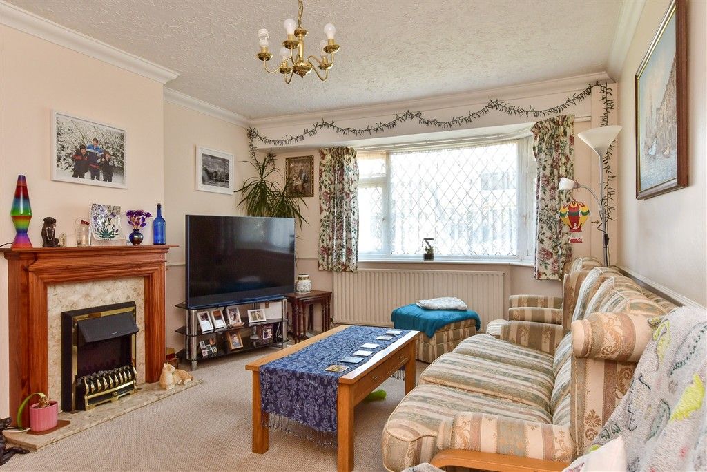 Property photo 3 of 11 Lounge
