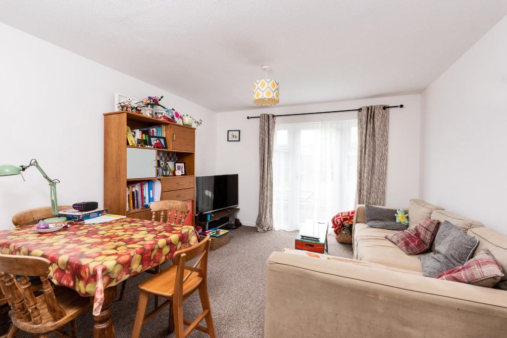 Property photo 2 of 15 19 Fontana Close, Longwell Green, Bristol, Bs30 9Y