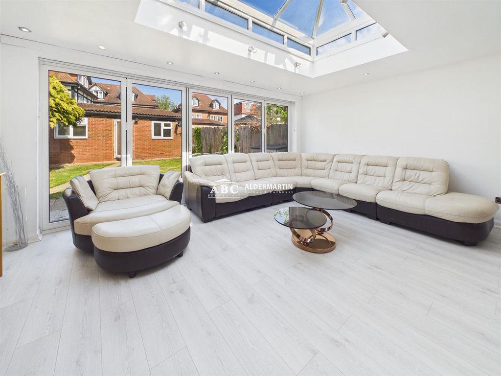 Property photo 3 of 28 Cam03827G0-Pr0152-Still008.Jpg