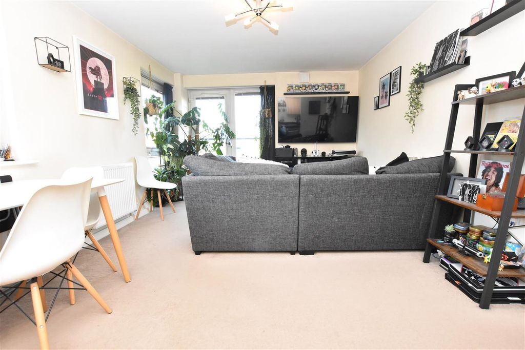 Property photo 3 of 12 Lounge