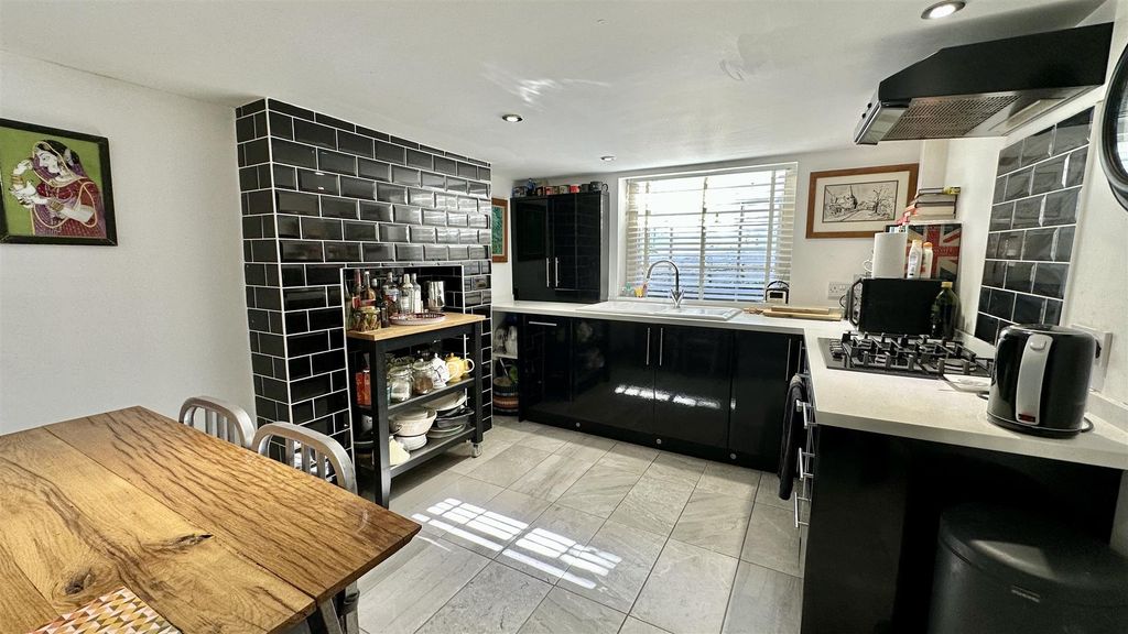 Property photo 2 of 35