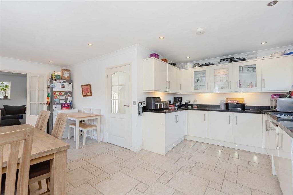 Property photo 3 of 18 Arundel Rd_6.Jpg