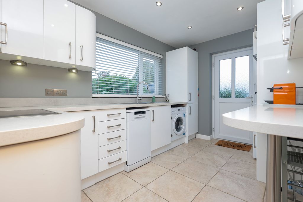 Property photo 3 of 14 20251031-R6M_8299