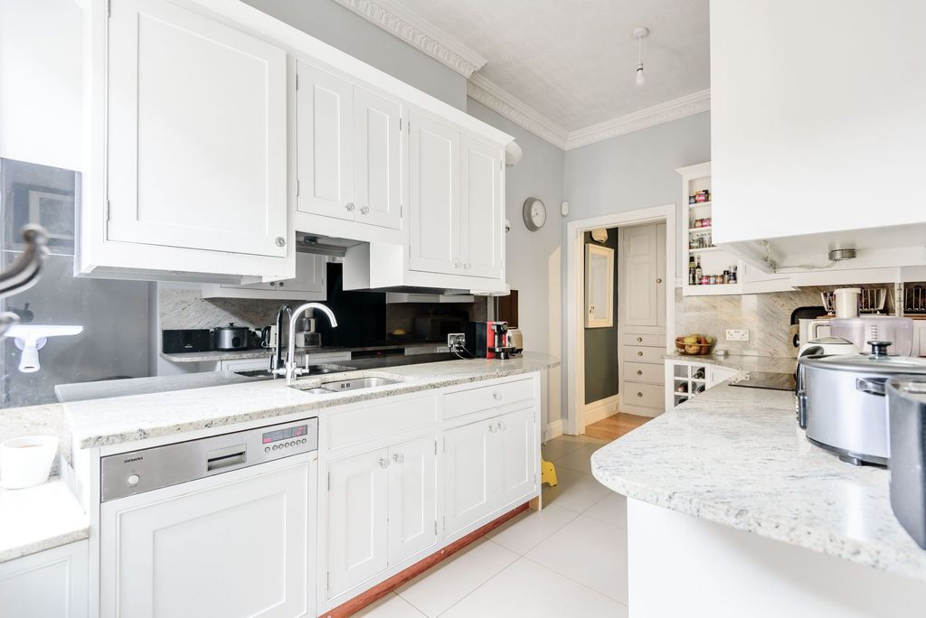 Property photo 2 of 25