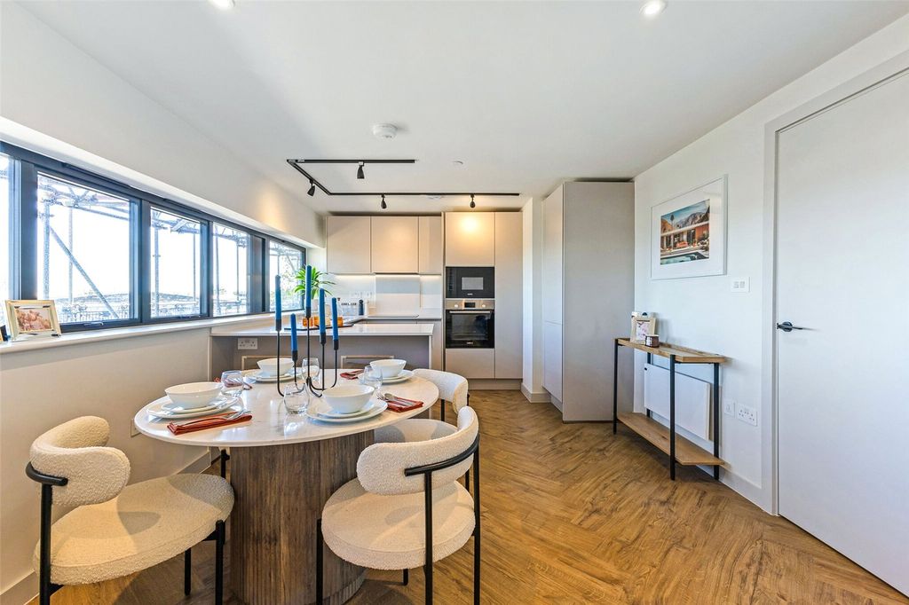 Property photo 3 of 9 Show Home