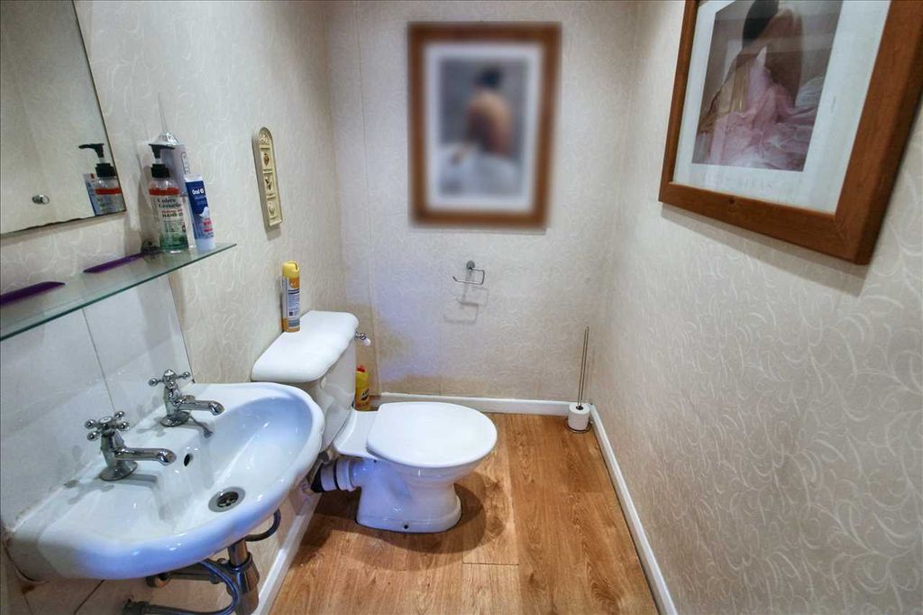 Property photo 3 of 26 Cloaks/WC