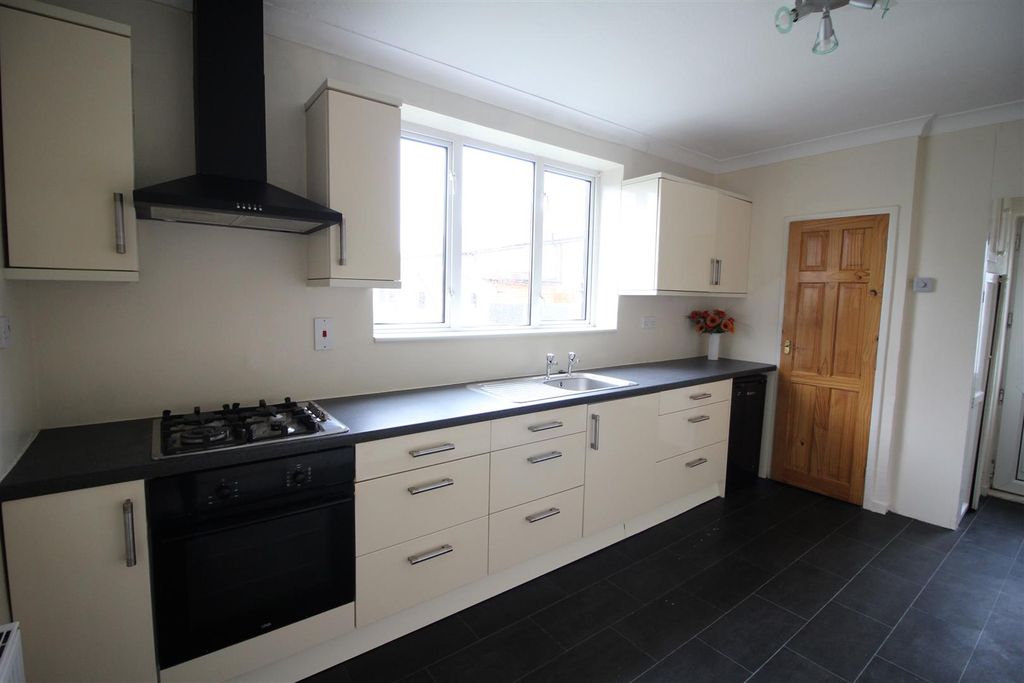 Property photo 3 of 15 Fitted Kitchen