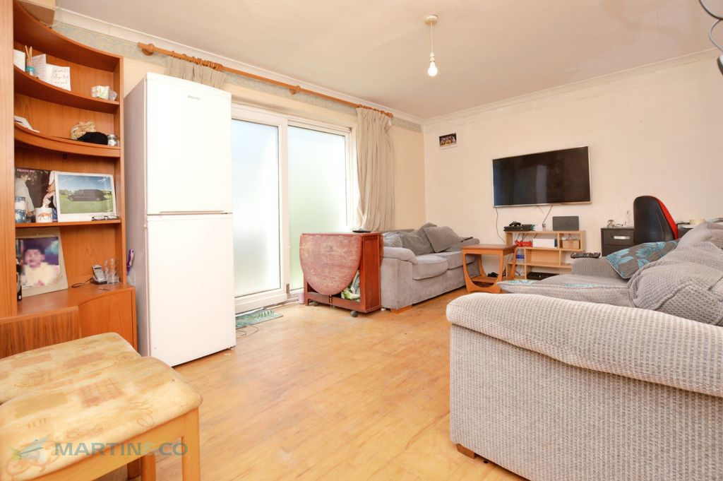 Property photo 3 of 12 84d66200-Lounge