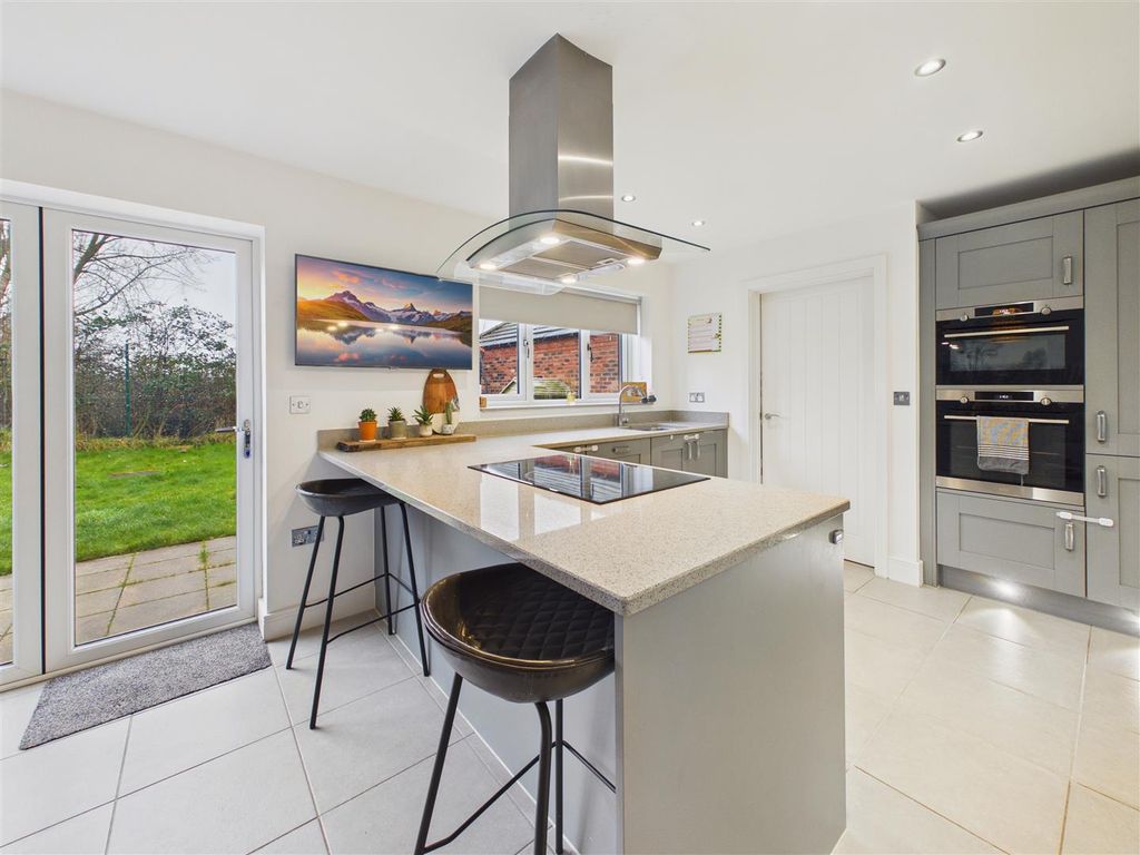 Property photo 3 of 23 Kitchen/Dining Room