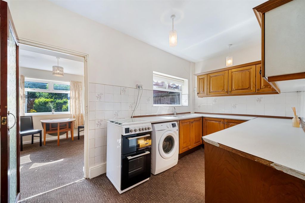 Property photo 3 of 18 83 Cross Lane-10.Jpg