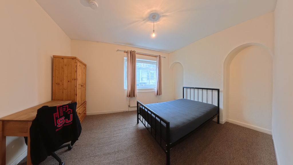 Property photo 2 of 7 Bed 4