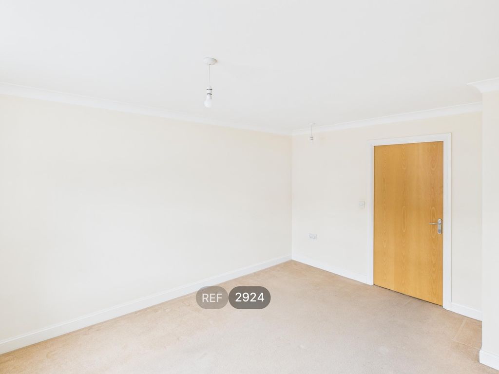 Property photo 3 of 17 Living Room