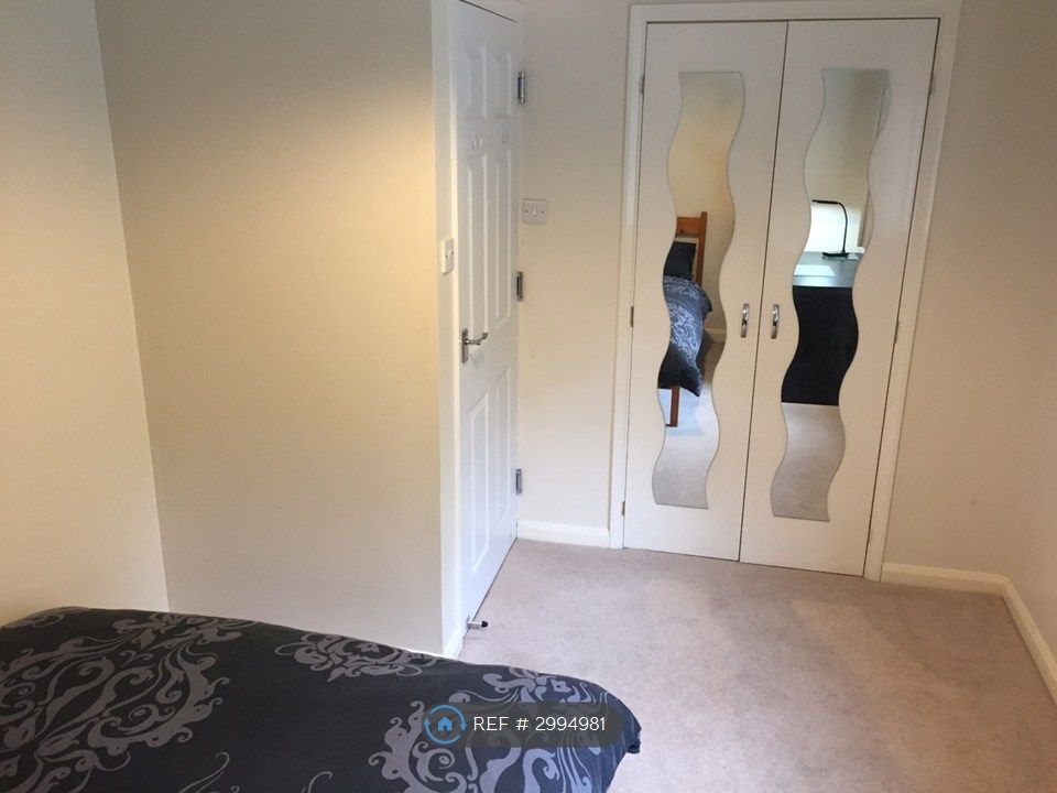 Property photo 3 of 9 There Is A Walk In Wardrobe