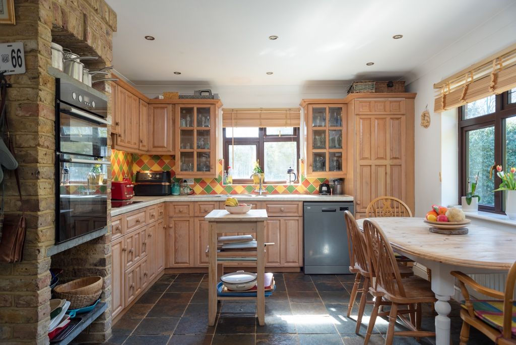 Property photo 2 of 27 40003611