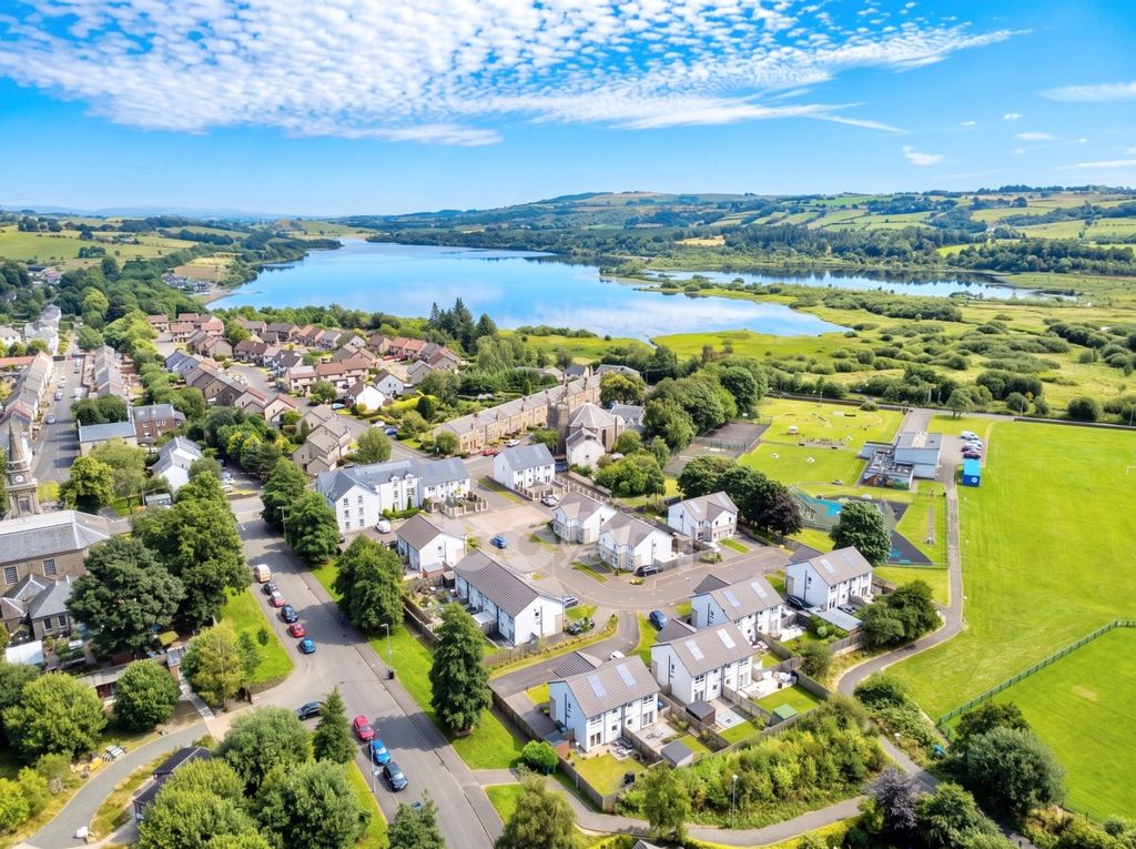 Property photo 2 of 26 Lochwynd, Lochwinnoch Landscape