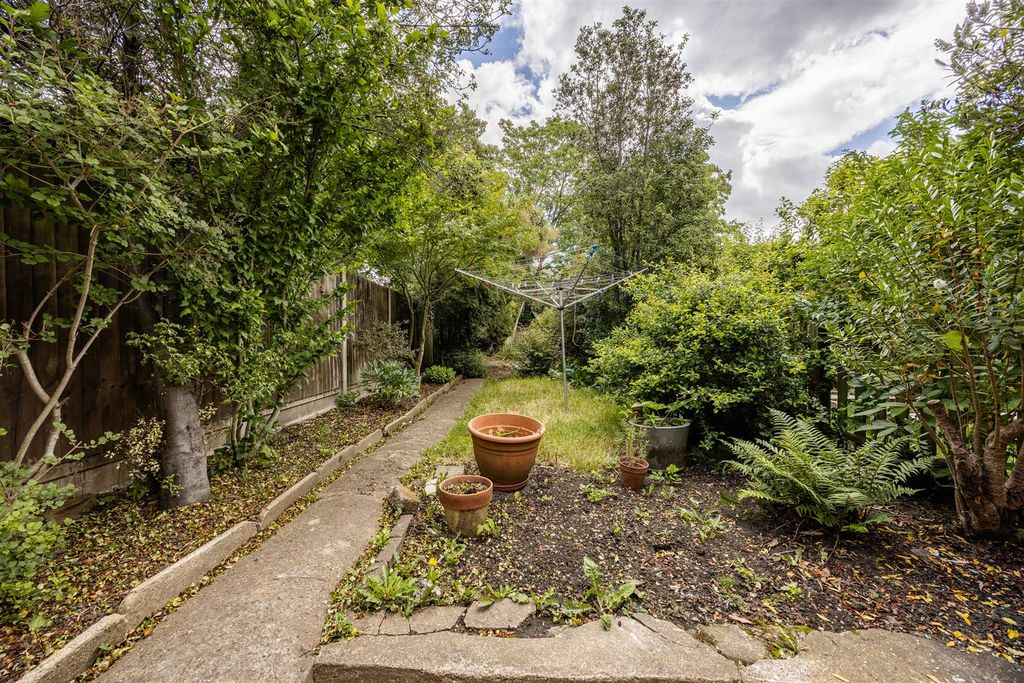 Property photo 3 of 30 Gladding Road, E12