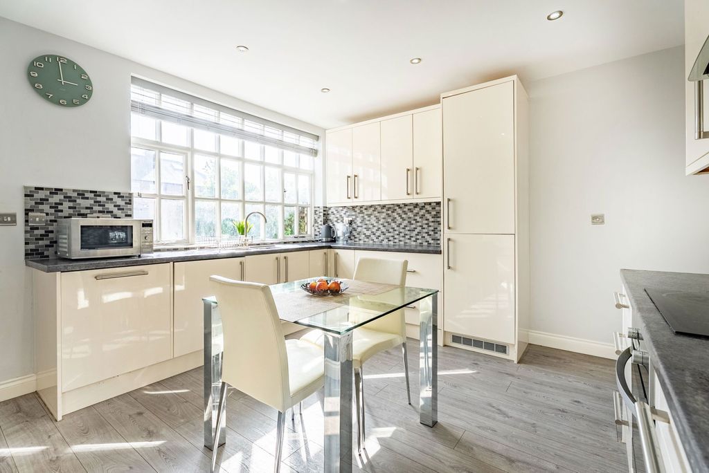 Property photo 2 of 20