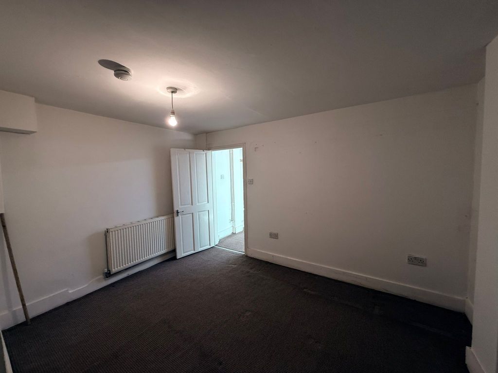 Property photo 1 of 9 One Bedroom Basement Flat With Garden Ideal For Working Couple
