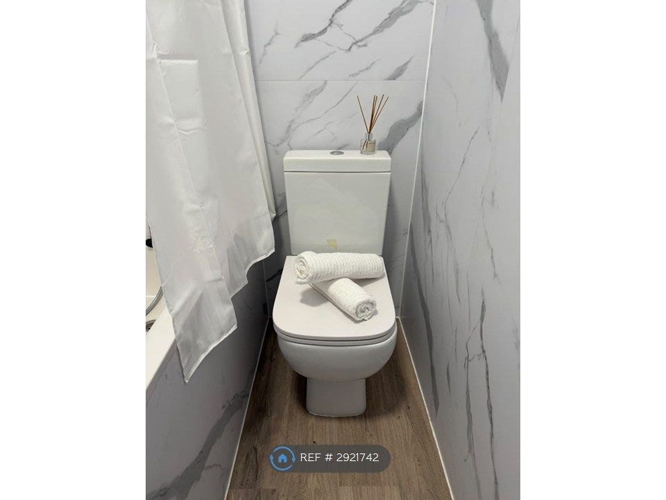 Property photo 3 of 9 Bathroom (2)