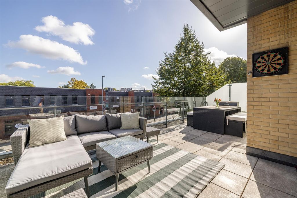 Property photo 1 of 19 Larkshall Road, E4
