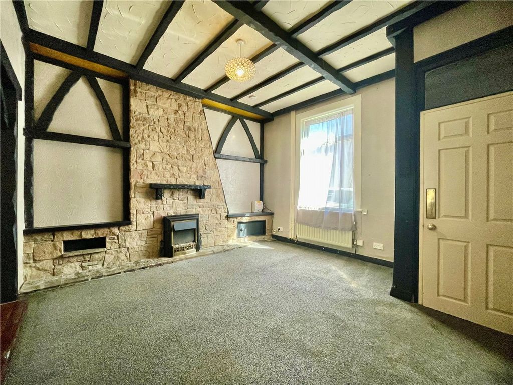 Property photo 3 of 13 Lounge
