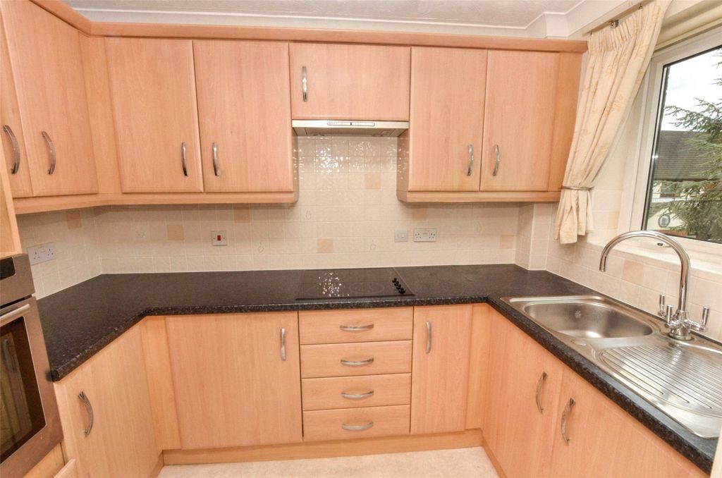 Property photo 3 of 11 Kitchen
