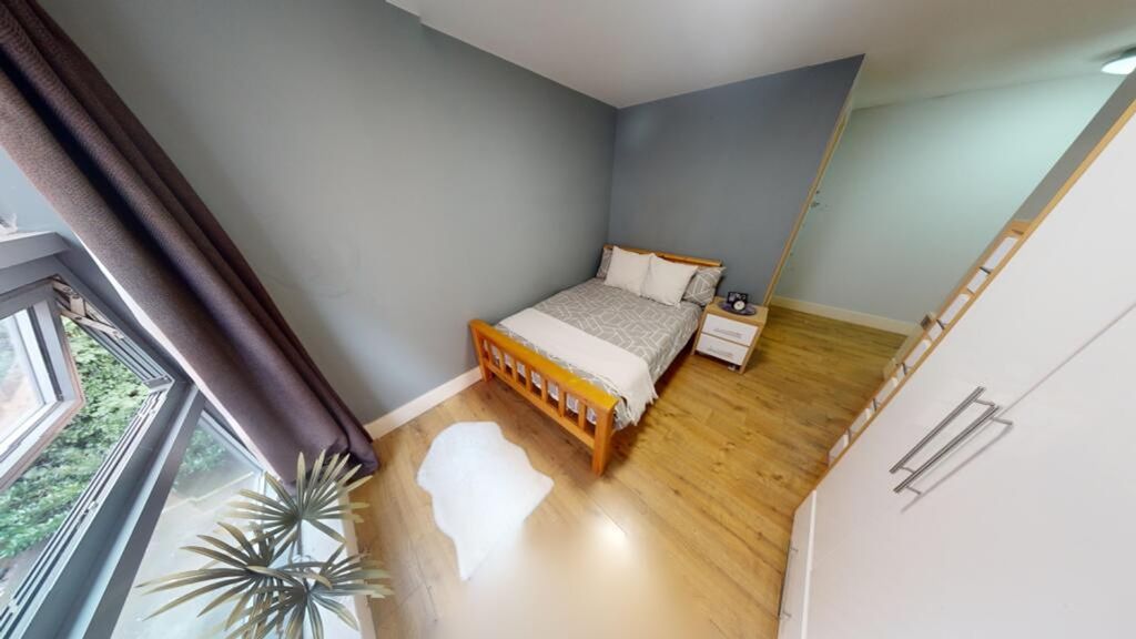 Property photo 2 of 6 A Bright And Cozy Double Bedroom With Modern Decor...