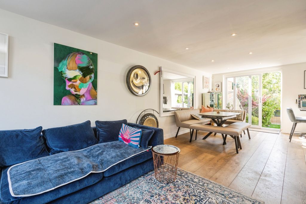 Property photo 3 of 21 35Thereddingslondonnw74Jn-3
