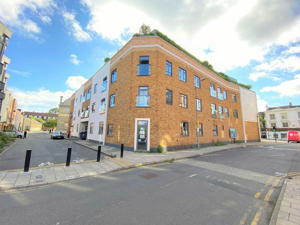 Property photo 1 of 8 10 Market Place Brentford 1.Jpg