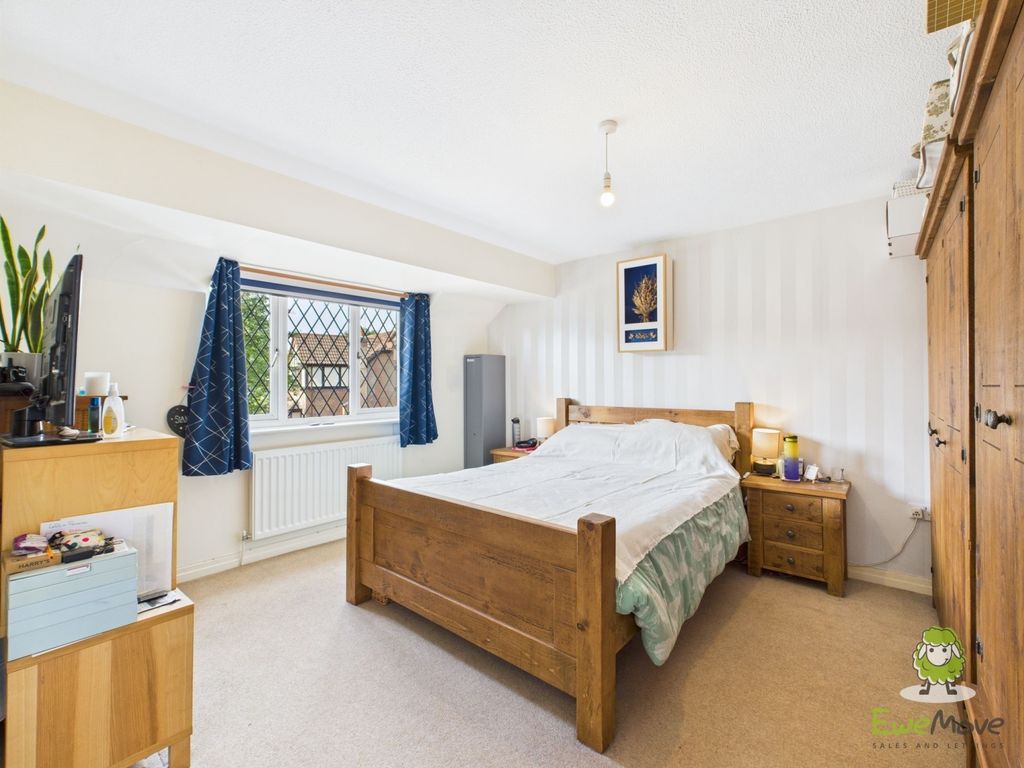 Property photo 2 of 20 Bedroom 1 - Charlotte Thomasson Ewemove Whitchurch