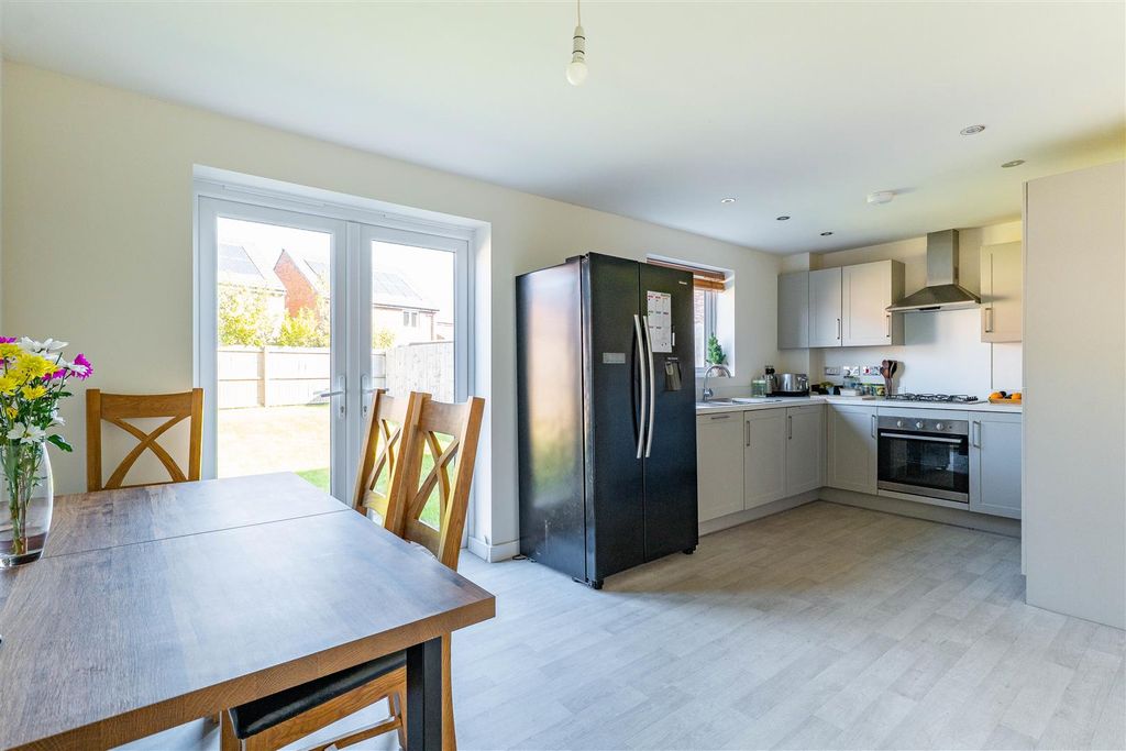 Property photo 3 of 25 Kitchen/Dining Room