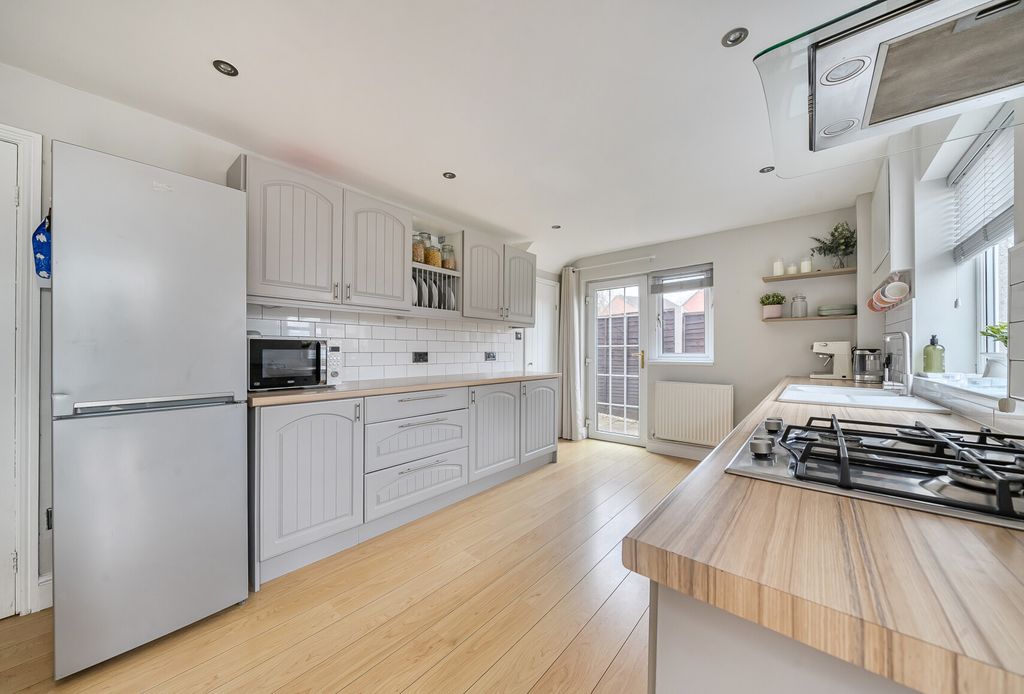 Property photo 3 of 12 1424018-18-69Aebd...