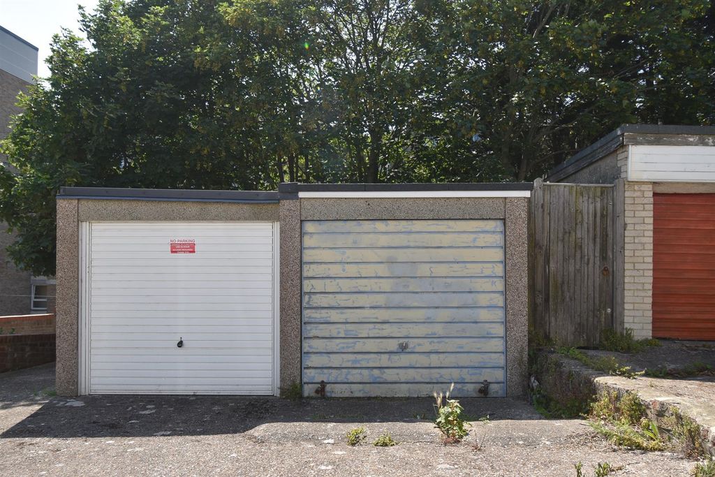 Property photo 1 of 3 Garage