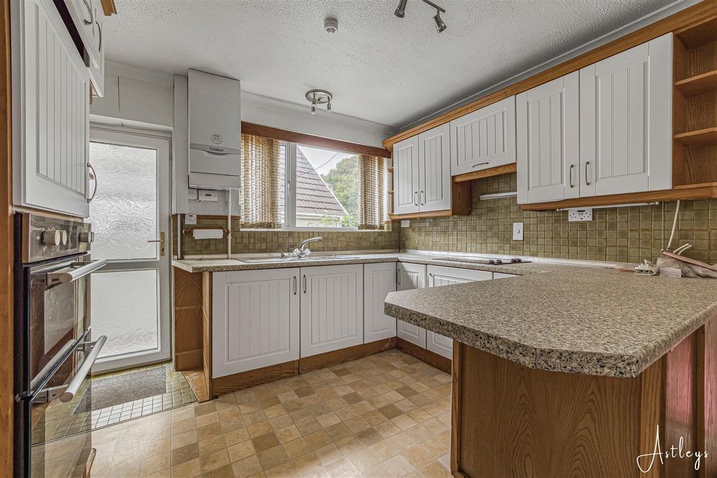 Property photo 3 of 23 Kitchen